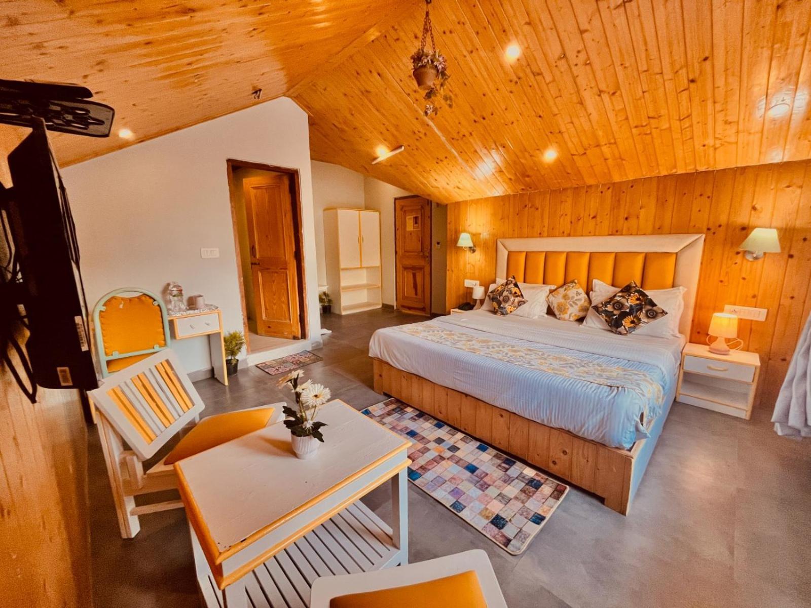 Hadimba Hill View By Hadimba Palace, Manali - Premium Room ! Family Hotel ! Parking ! Near Hadimba Temple Exterior photo