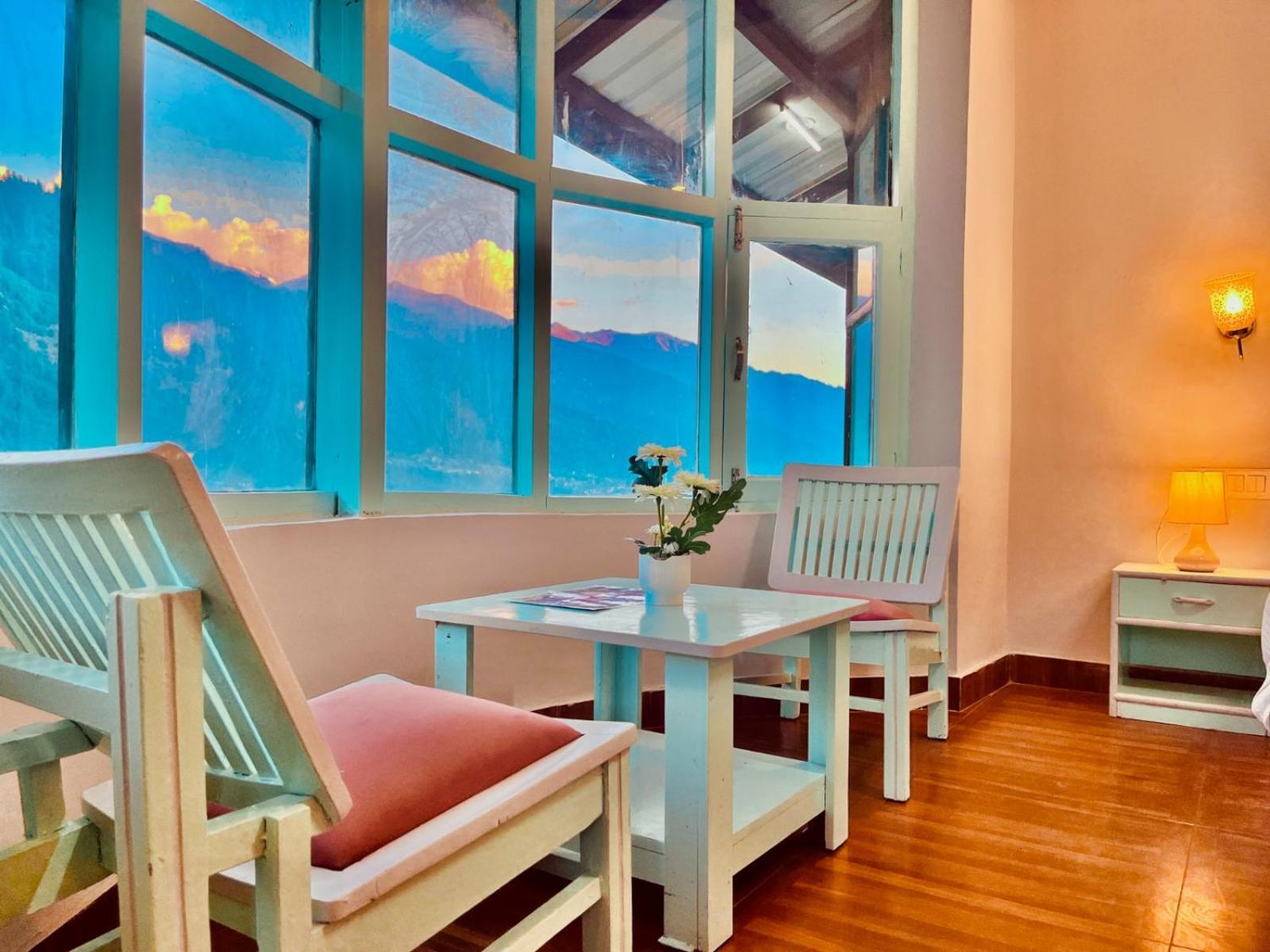 Hadimba Hill View By Hadimba Palace, Manali - Premium Room ! Family Hotel ! Parking ! Near Hadimba Temple Exterior photo