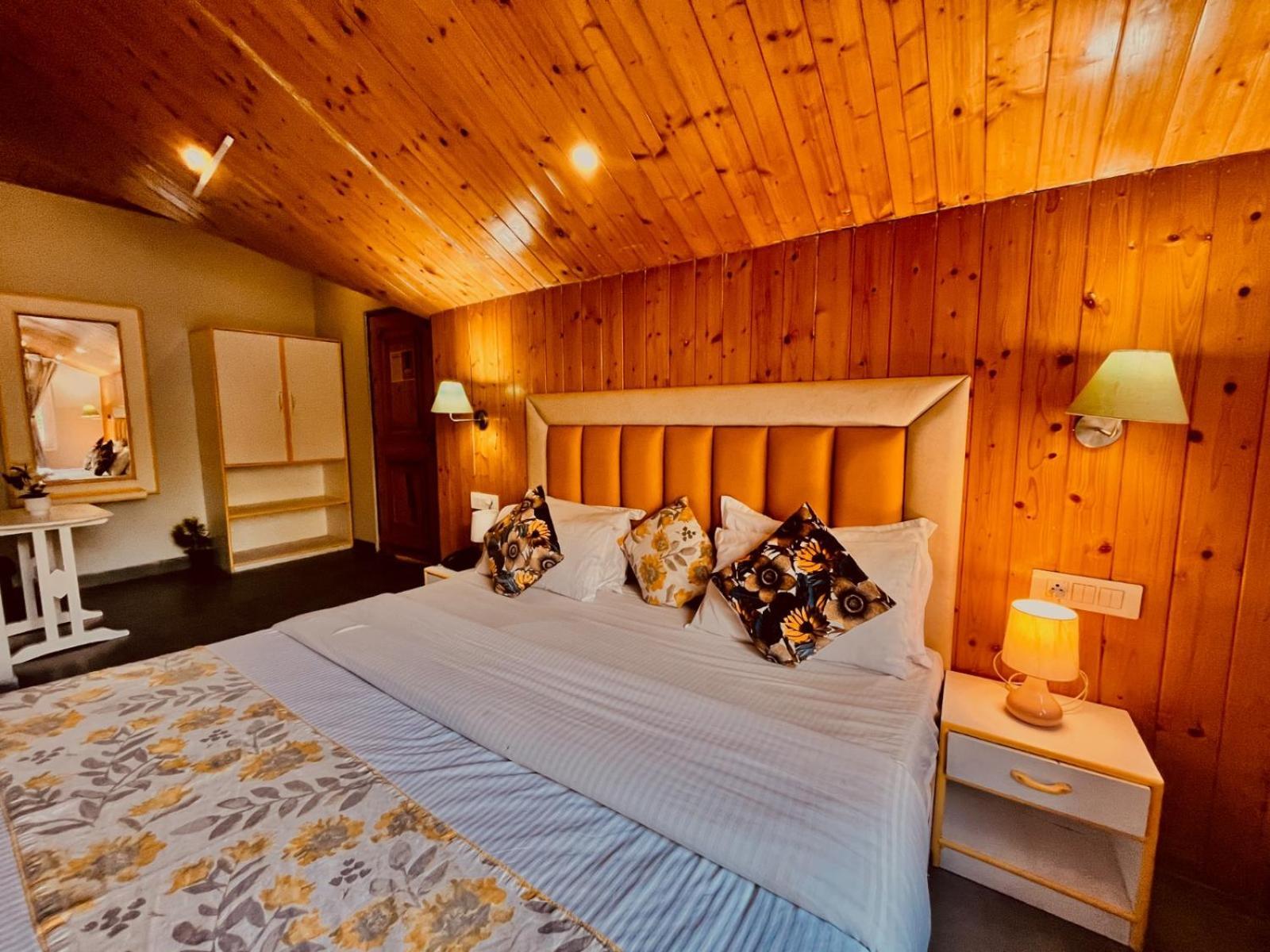 Hadimba Hill View By Hadimba Palace, Manali - Premium Room ! Family Hotel ! Parking ! Near Hadimba Temple Exterior photo